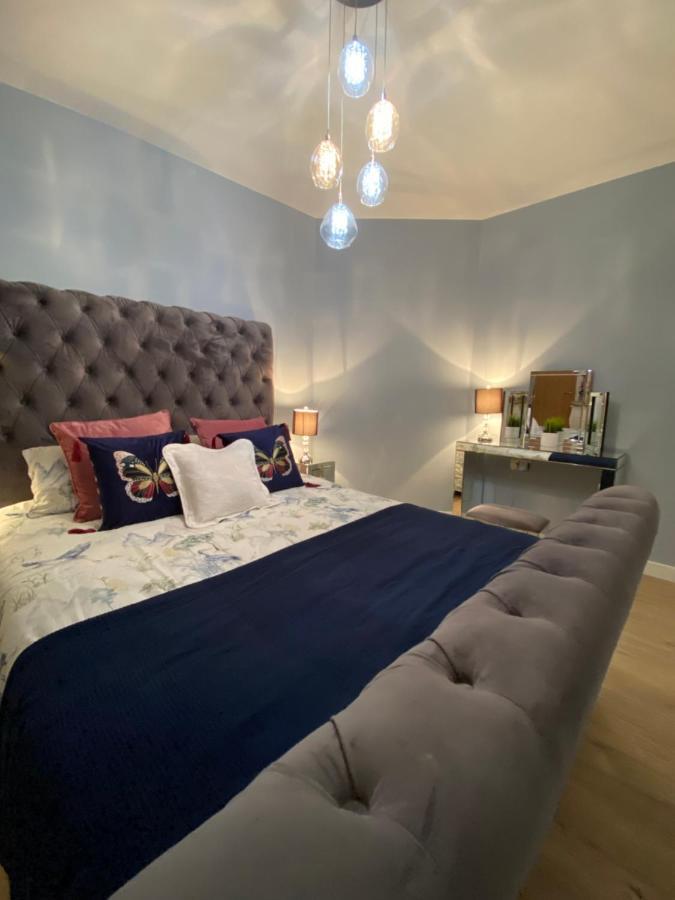 Lovely 3 Bed With Jacuzzi, Close To Airport, Driveway, Wifi Appartement Edinburgh