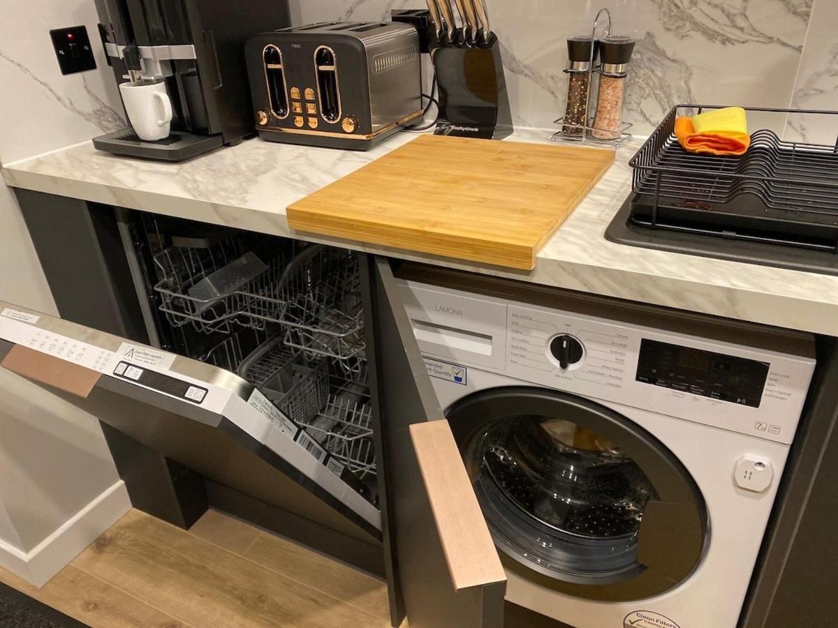 Appartement Lovely 3 Bed With Jacuzzi, Close To Airport, Driveway, Wifi *