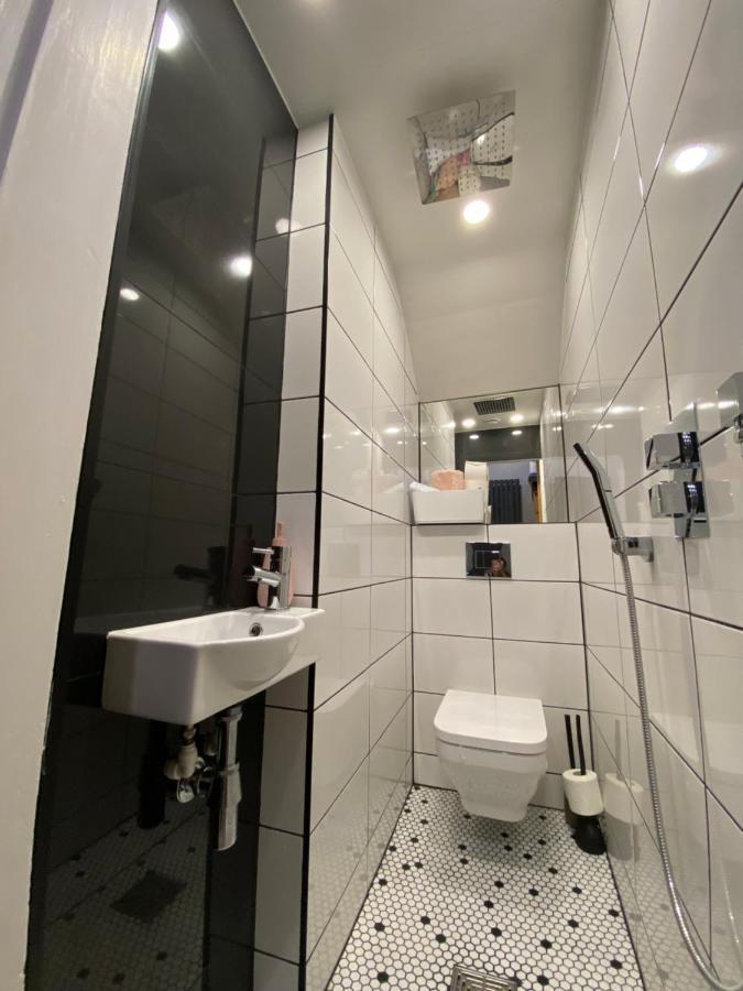 Lovely 3 Bed With Jacuzzi, Close To Airport, Driveway, Wifi Appartement