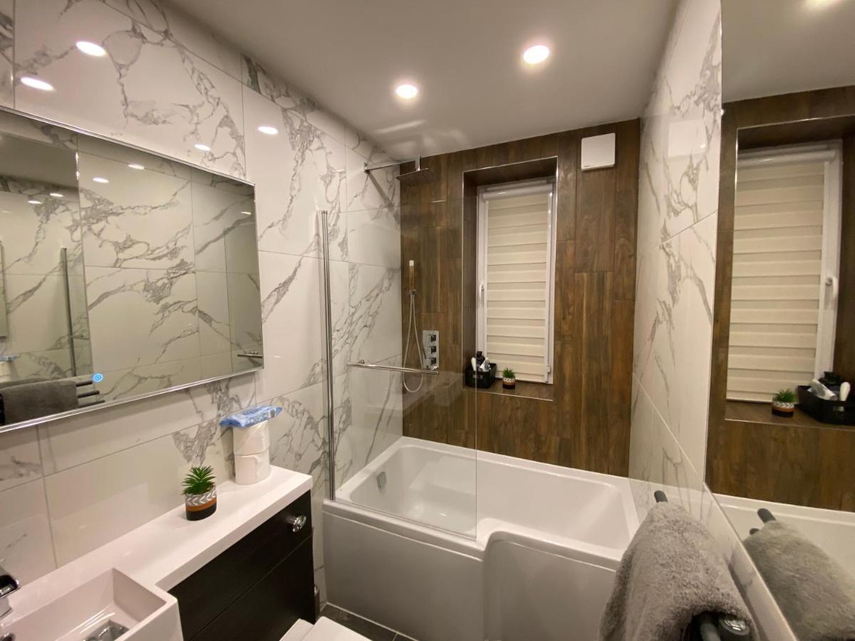 Appartement Lovely 3 Bed With Jacuzzi, Close To Airport, Driveway, Wifi Edinburgh